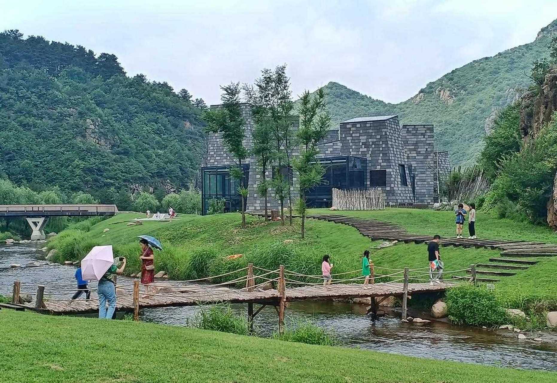 开车两个小时从长城脚下饮马川来到热河谷,发现这里比饮马川还凉快