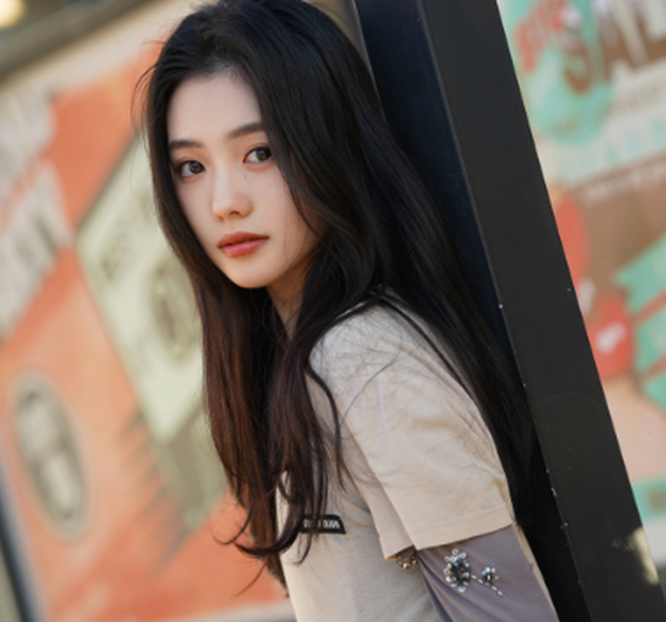 刘浩存晒春日叠穿造型街拍 清纯似校园初恋 刘浩存,出生于吉林省通化