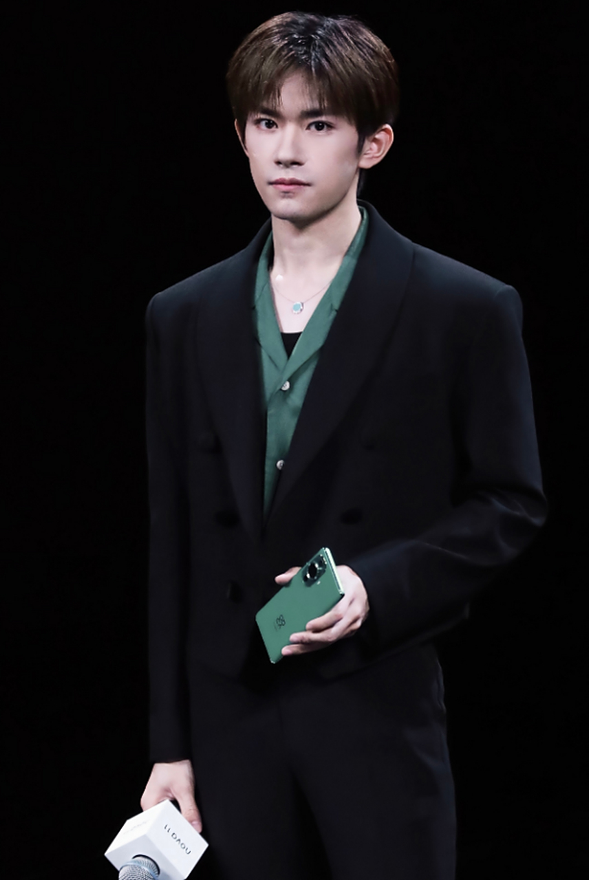 易烊千玺一身黑色西装参加华为nova11发布会.