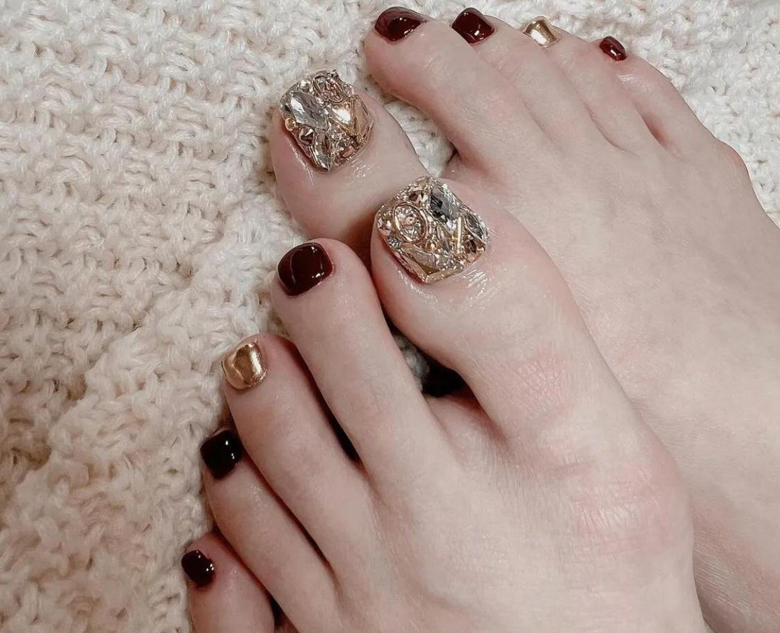 显白美甲 脚|||气质显白美甲 车厘子红搭配香槟大钻     #中国版chat