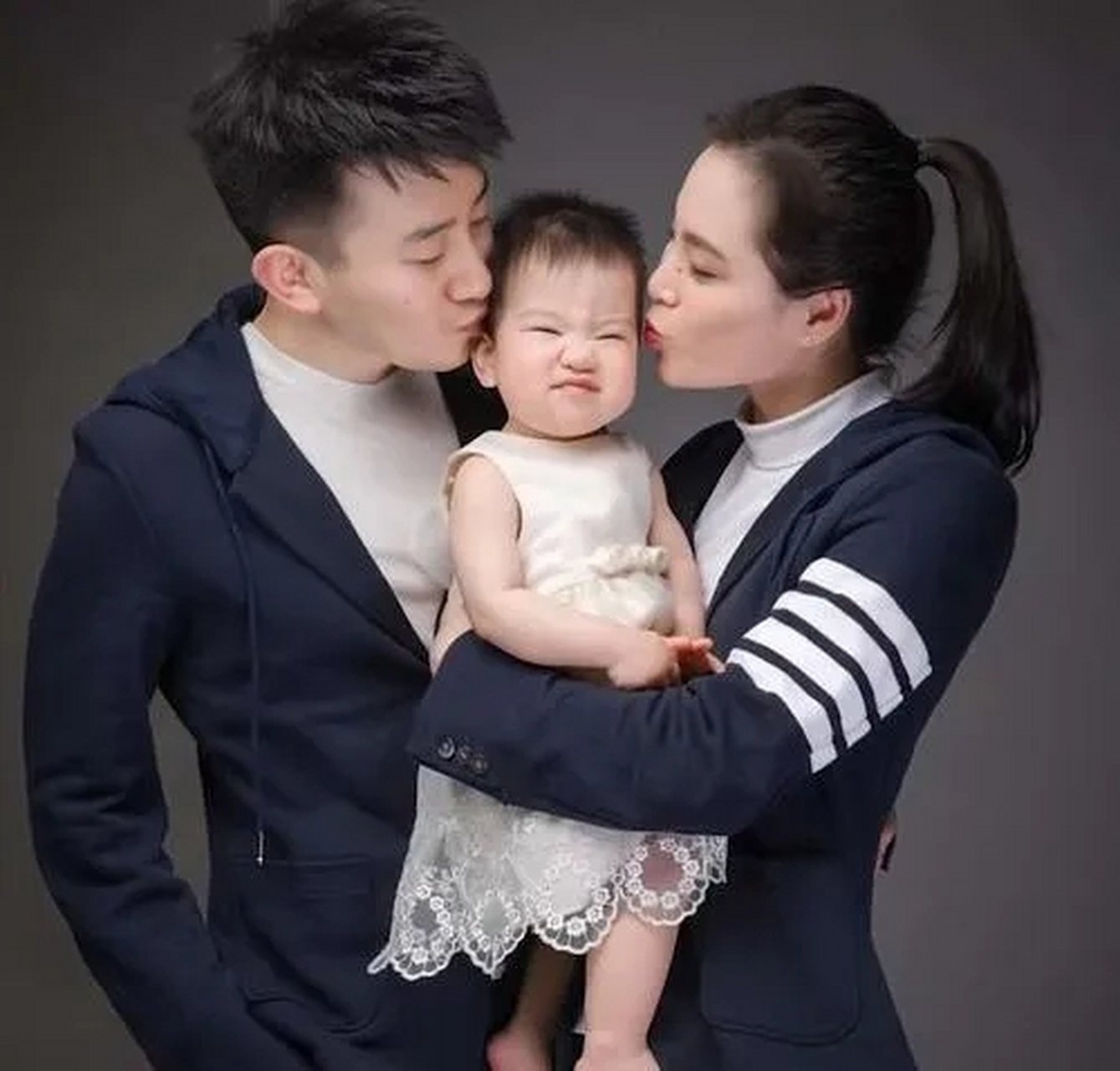 跳水冠军吴敏霞的家庭照: 老公颜值高 女儿长相好 她是大美女 一家三