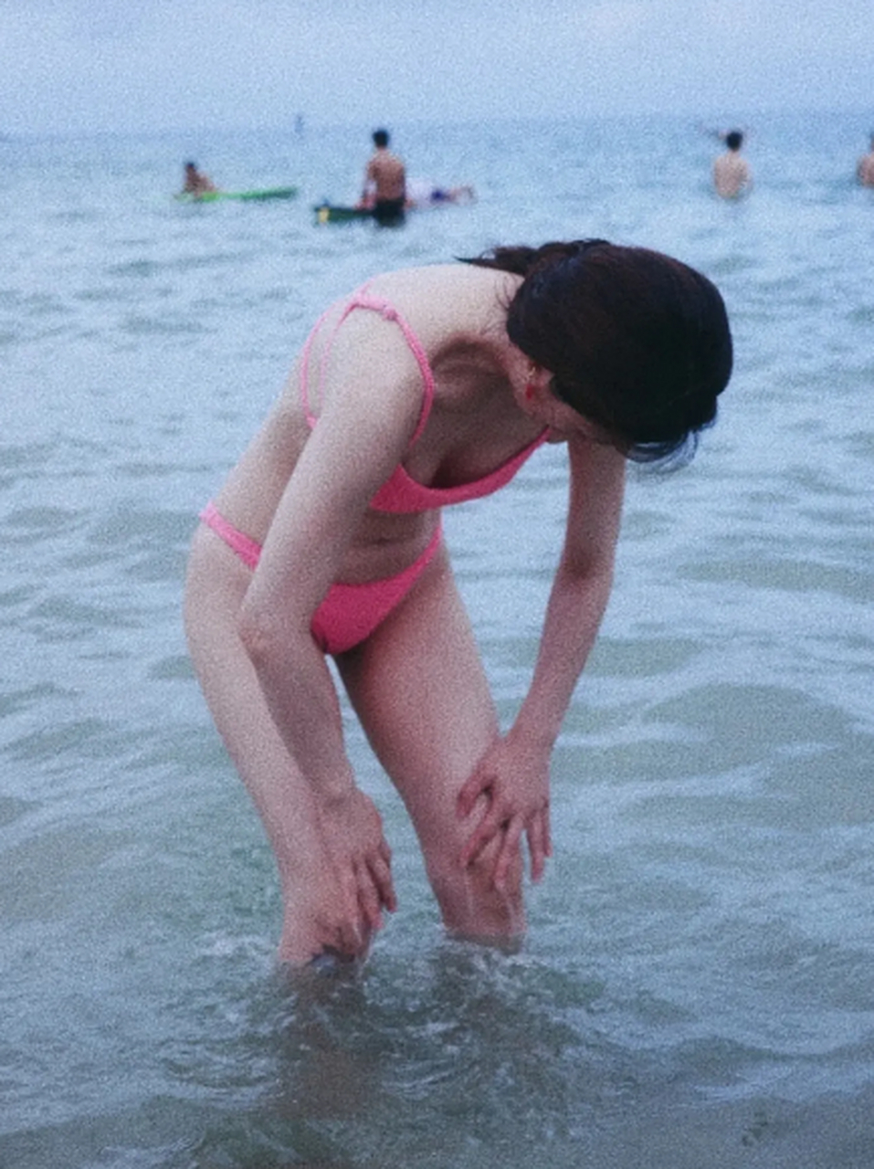 演员李梦晒了一组自己海边穿泳衣的照片,粉丝的比基尼衬托得李梦皮肤