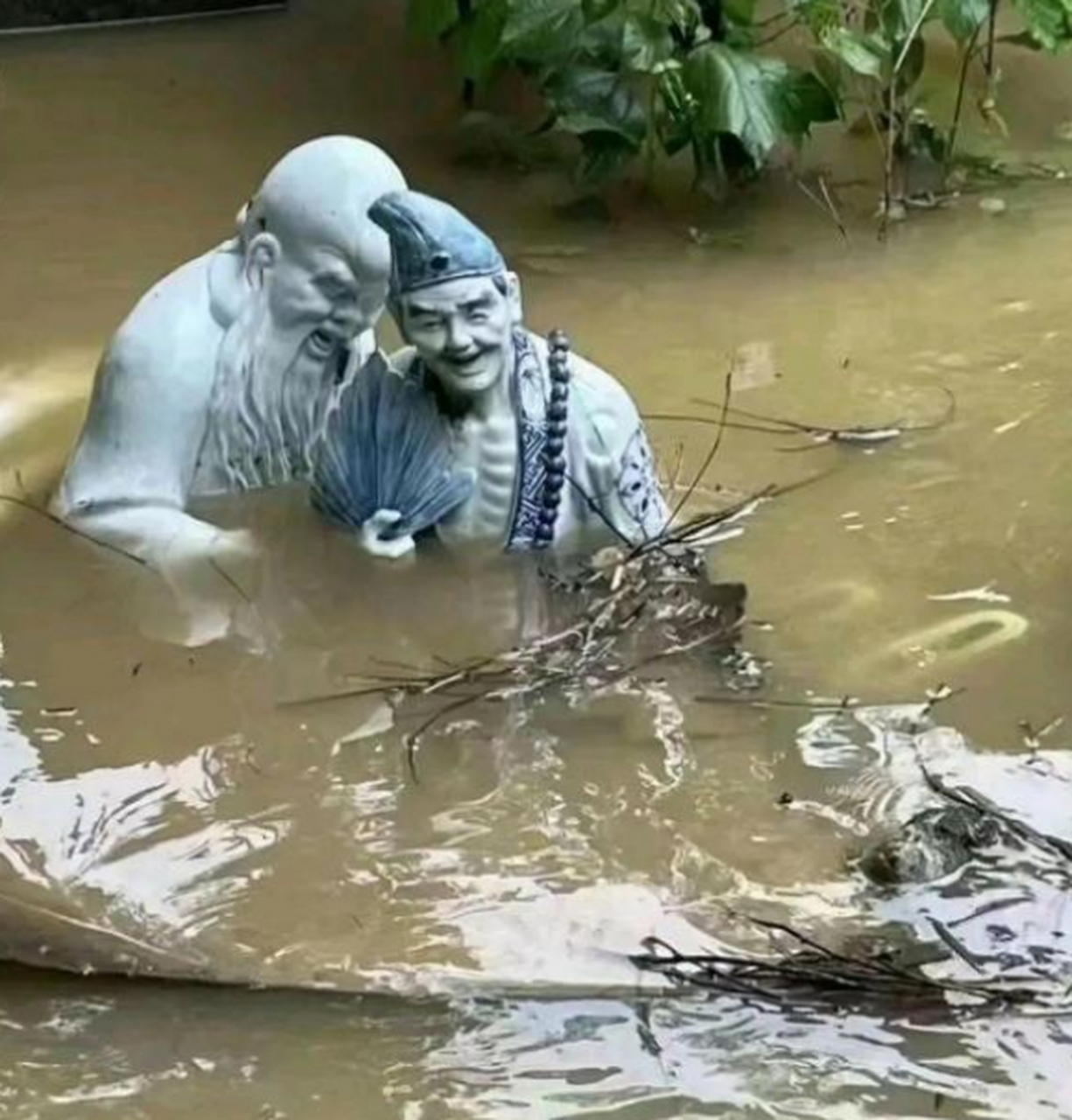 人们常说泥菩萨过河自身难保,我看这个就不是泥菩萨!