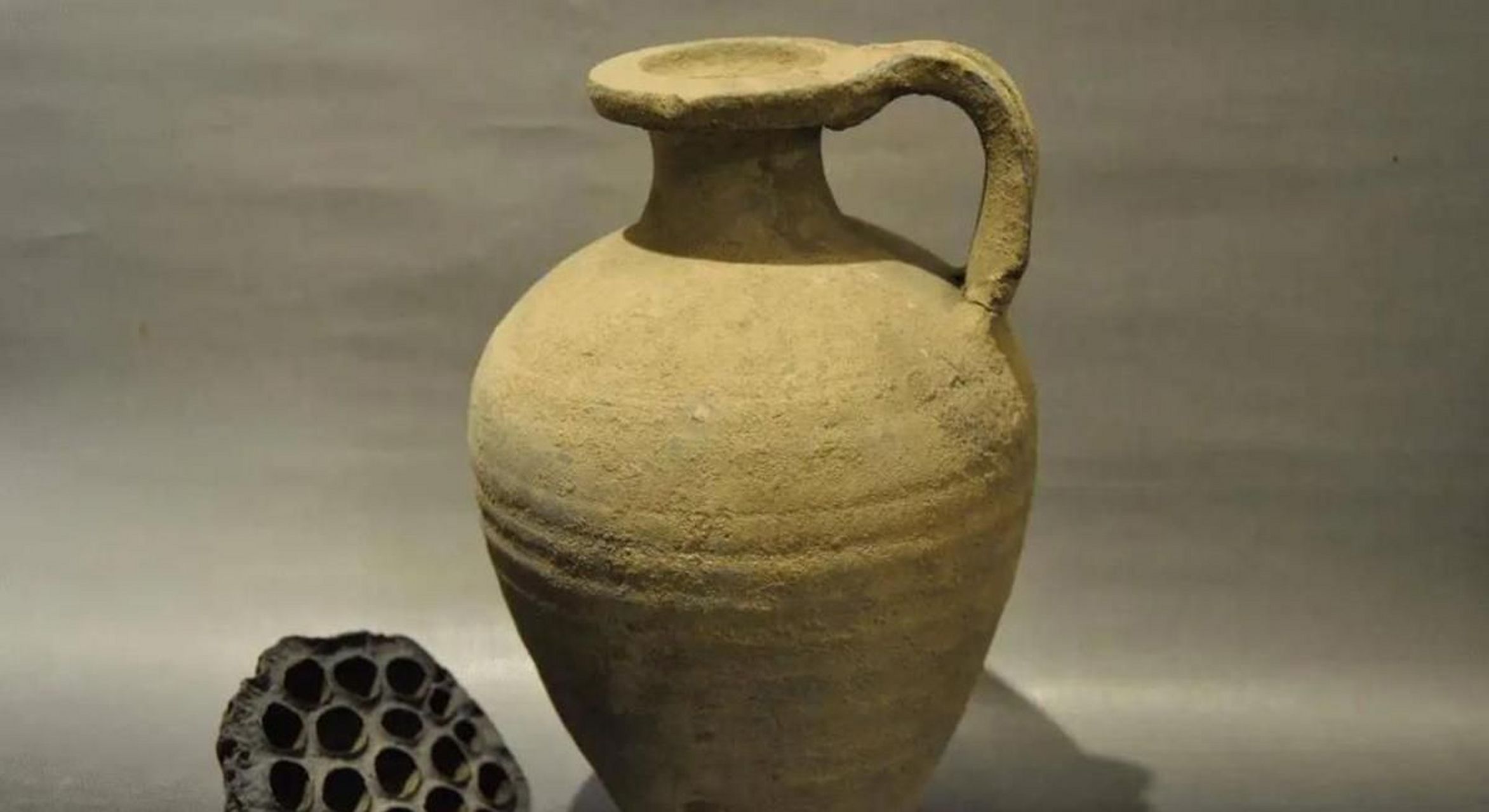 后来有朋友到他家里做客,被瓶子吓了一跳,赶忙建议张德禄上交.