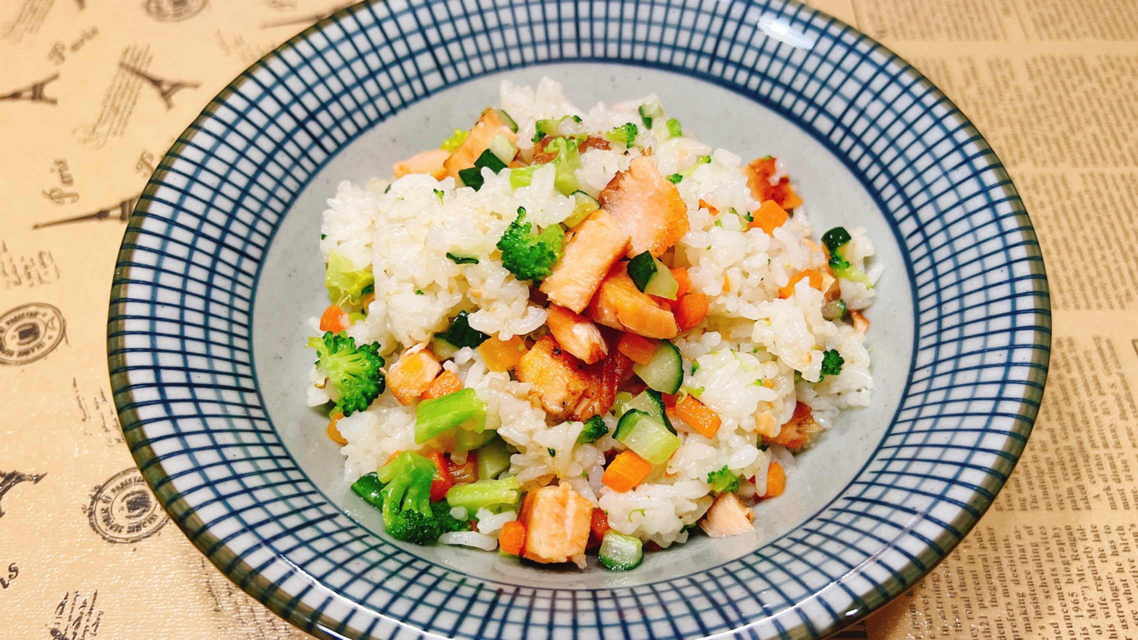 三文鱼炒饭  颗颗鲜美的三文鱼丁炒在一碗米饭里,搭配一些黄绿相间的