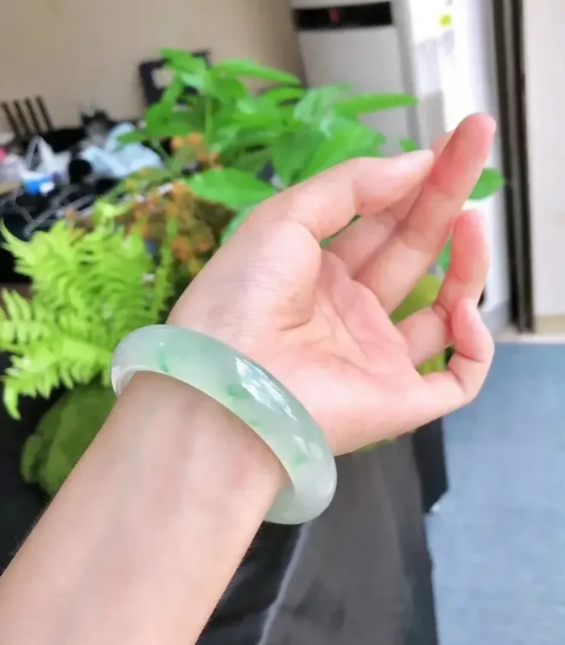 德钰轩珠宝##点击头像看直播# 飘翠花翡翠手镯,冰飘绿花正圈手镯,那