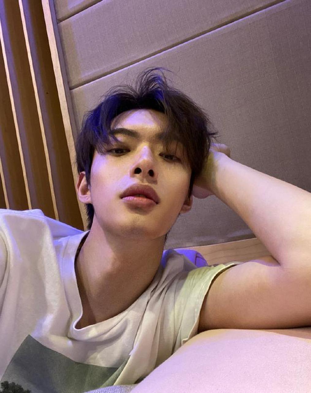 全程摇头晃脑还被错认成肖战#木子洋酒吧蹦迪室内抽烟# #贵圈八卦图鉴