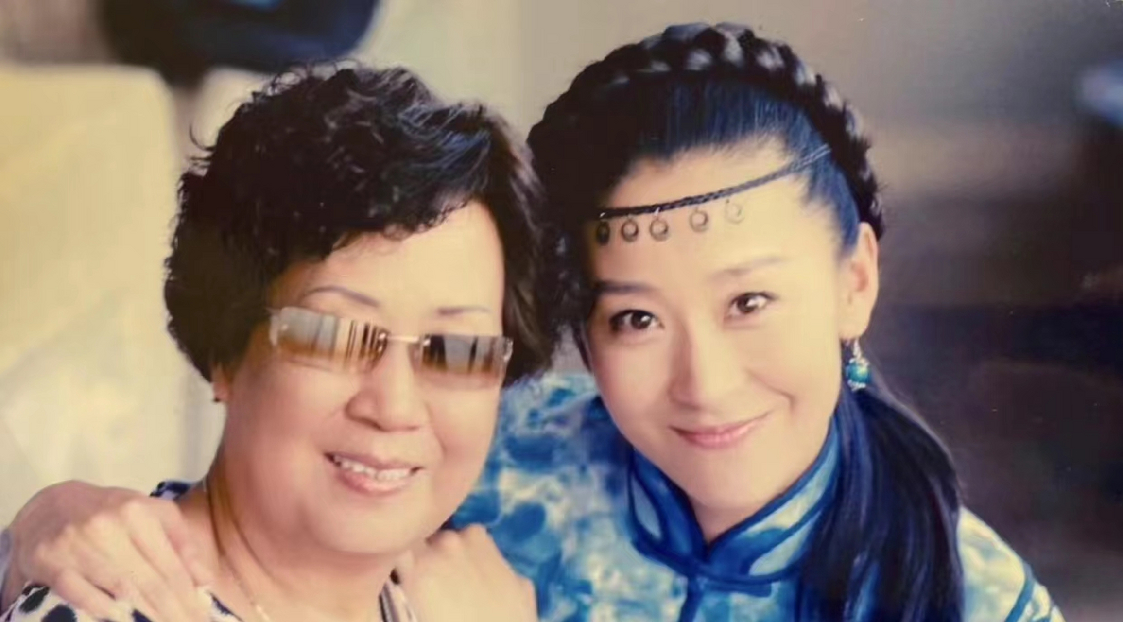 大美女苗圃和妈妈的合照,妈妈年轻时肯定也是美女,两个人气质都很出众