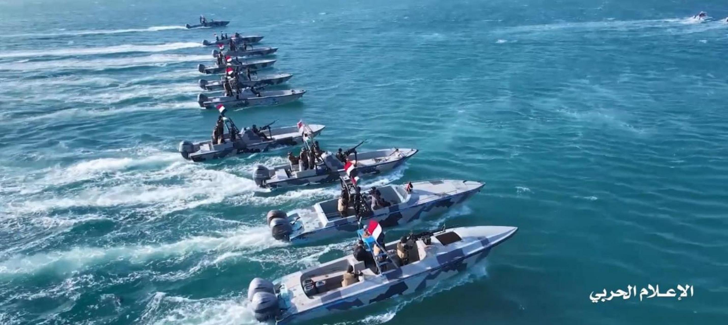 近日,也门胡塞武装海军部队在荷台达省举行了一次海上阅兵,画面中