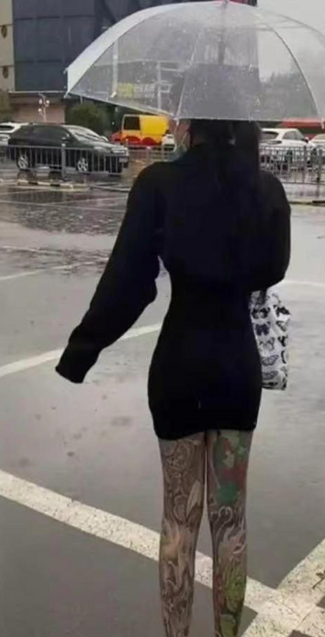 纹成这样,裤子都省了,太牛了[牛啤]