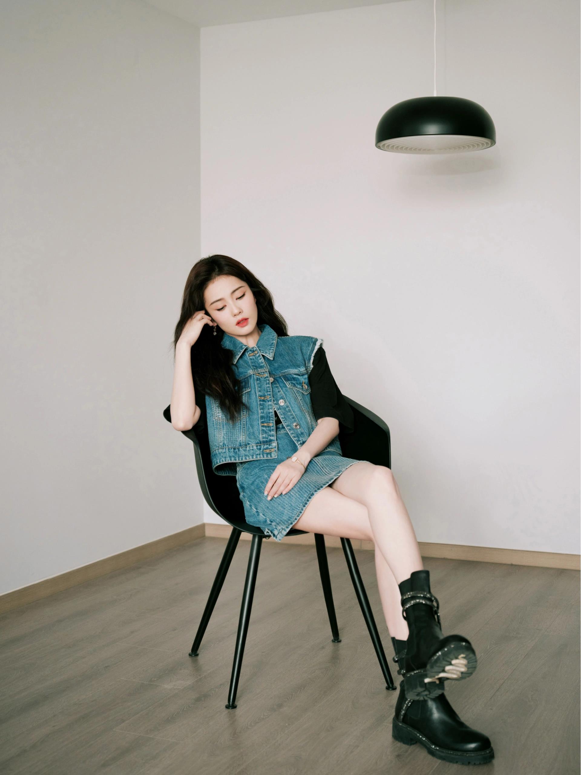 牛仔搭机车靴酷酷的 白鹿参加新剧 《长月烬明》优酷扫楼活动,一身