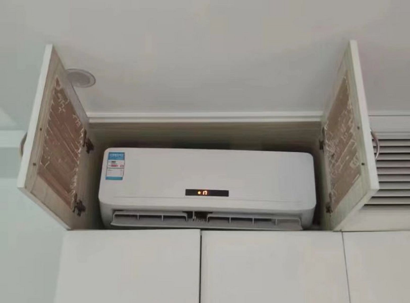 今天去朋友家租的房子参观,发现空调居然藏在衣柜里,想问大家,这是