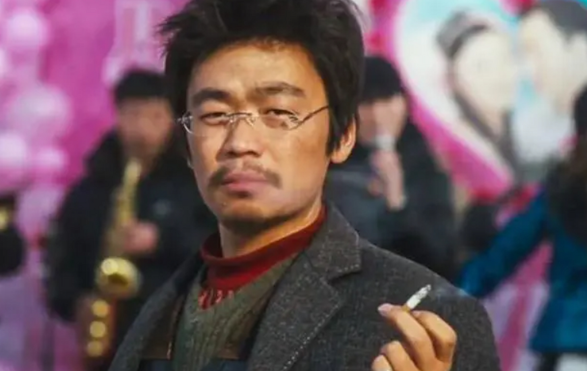 王宝强有个抽烟镜头,非常经典.这个角色来自《hello!