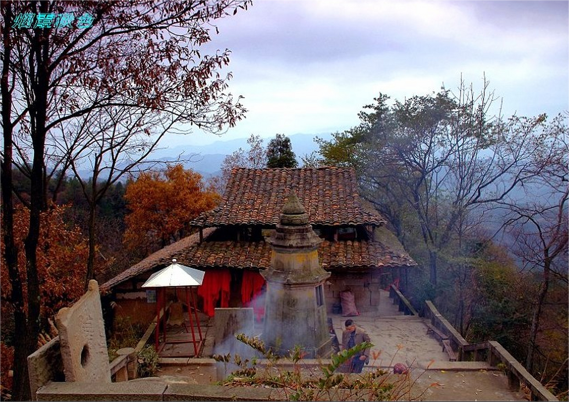 万源烟霞山:它因霞光万丈而得名,在这里拥有有明清时代古墓群,千年古