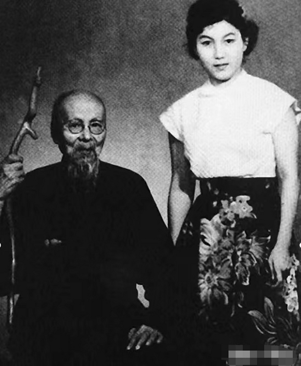 1952年,90岁的齐白石非常欣赏新凤霞,他将新凤霞带进房间,指着金银