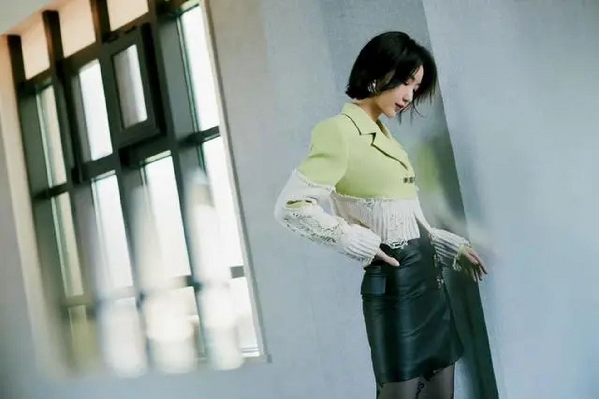 毛晓彤穿西装配皮裙 真洋气,苹果绿色减龄养眼,颜值气场都很绝