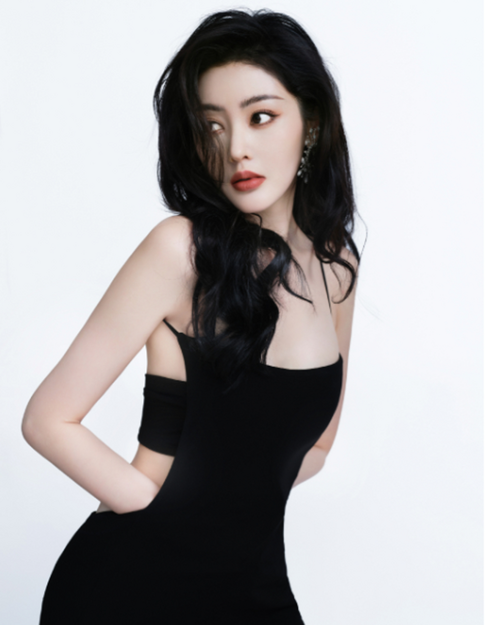 张天爱# #张天爱羽毛裙摆# #张天爱刘恋逛批发市场一秒入