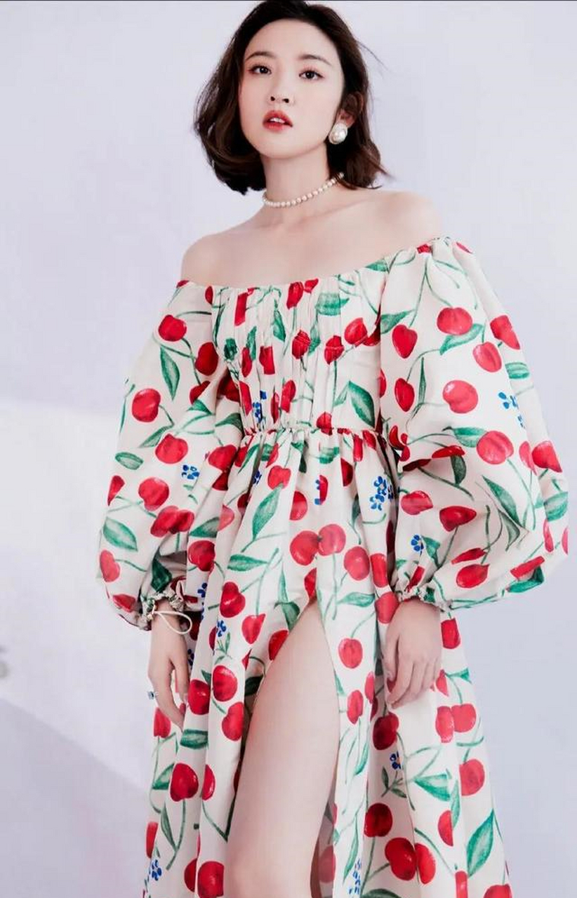 唐艺昕,穿白色长裙,高雅典贵,迷人又好看