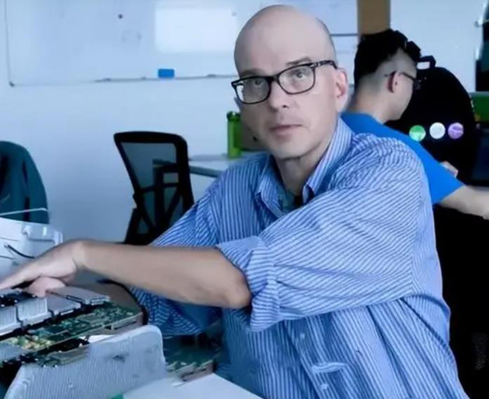 科学家戴维·布雷迪从事的研究是10亿级相机技术,他在美国并没得到