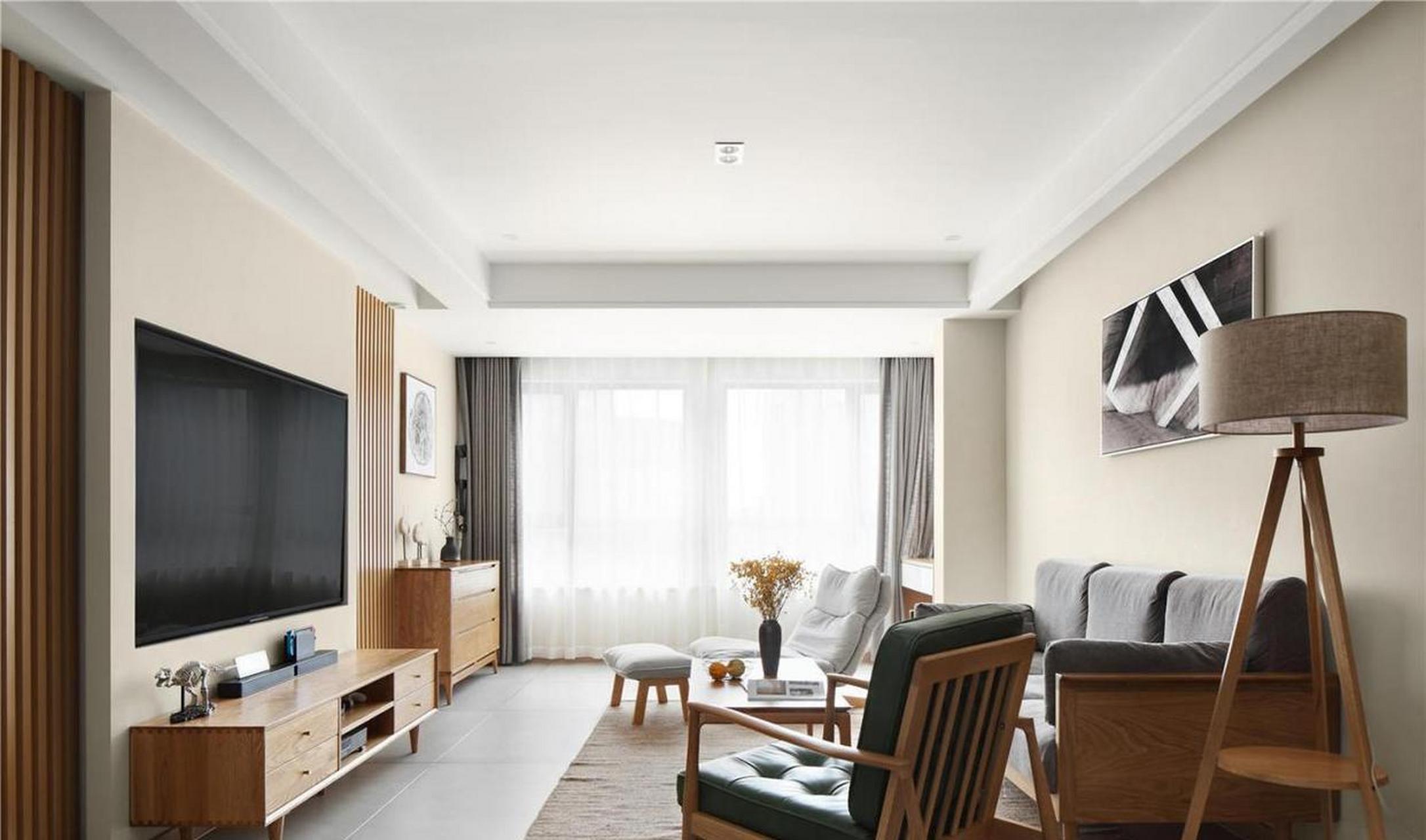 整个空间配色为温馨的橡木色家具,淡咖色墙面和白色为主营造出返朴