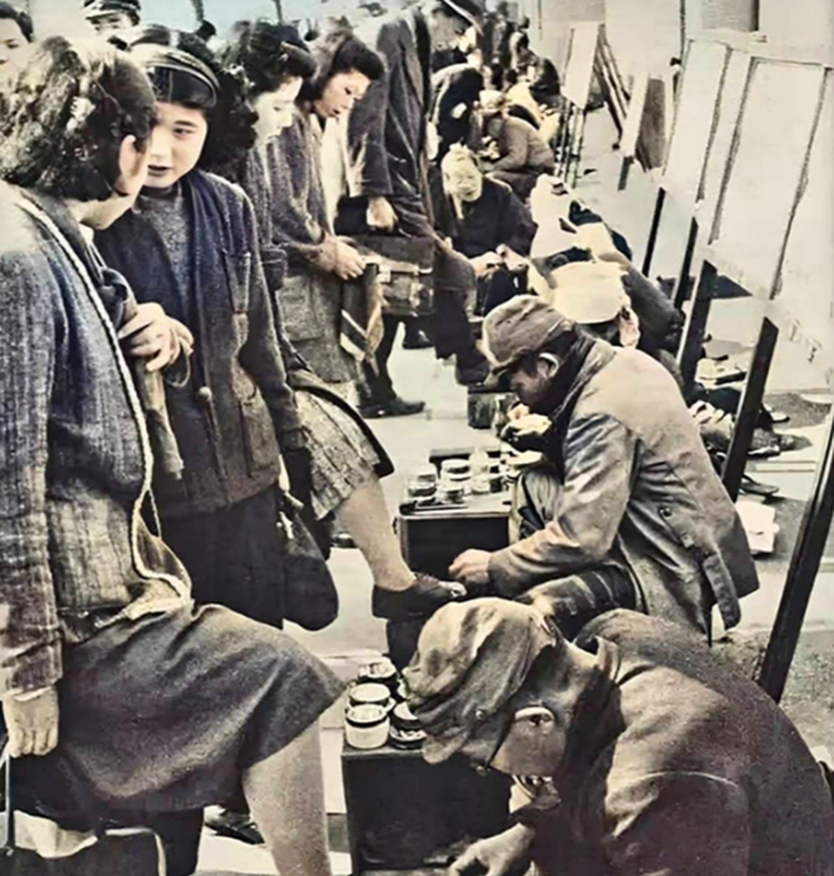 历史老照片,卑躬屈膝的日本军人