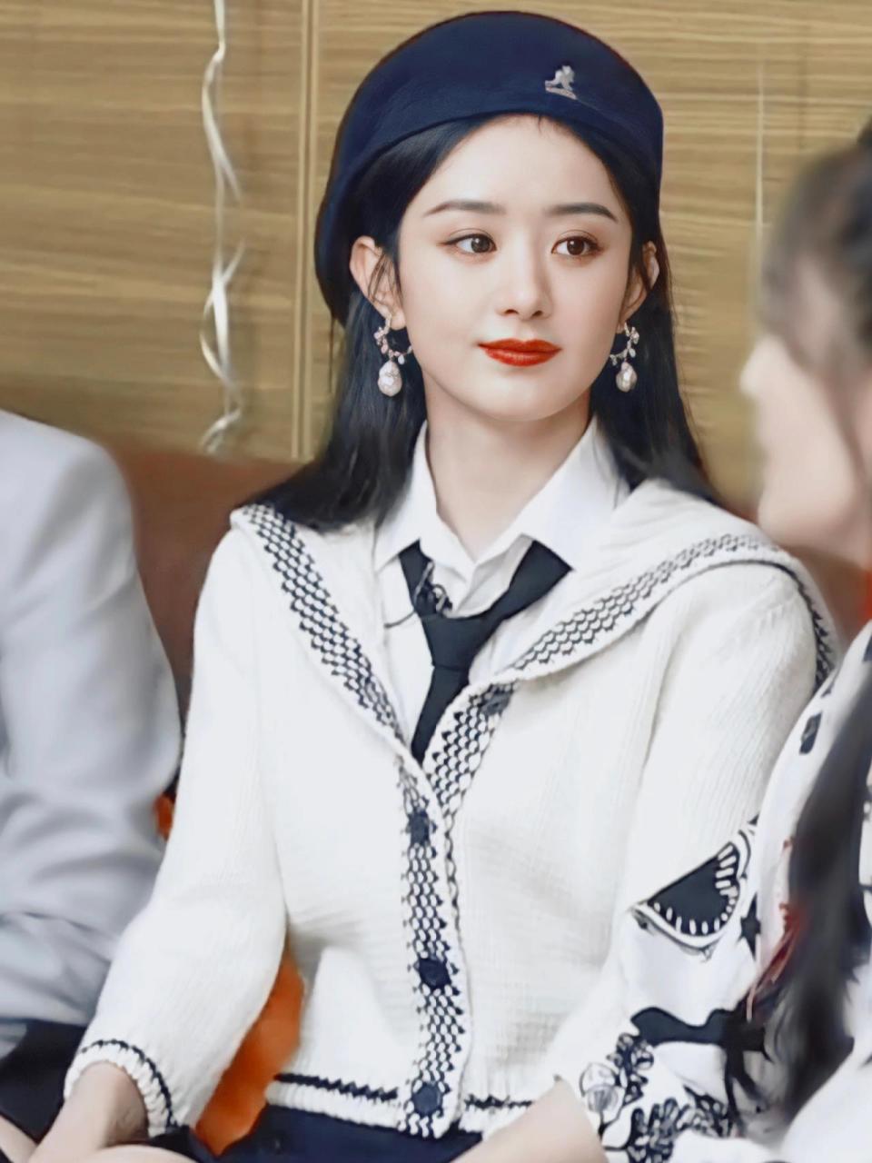 赵丽颖最新直播造型 迪奥海军针织衫 97海军毛衣:dior/迪奥2021早秋