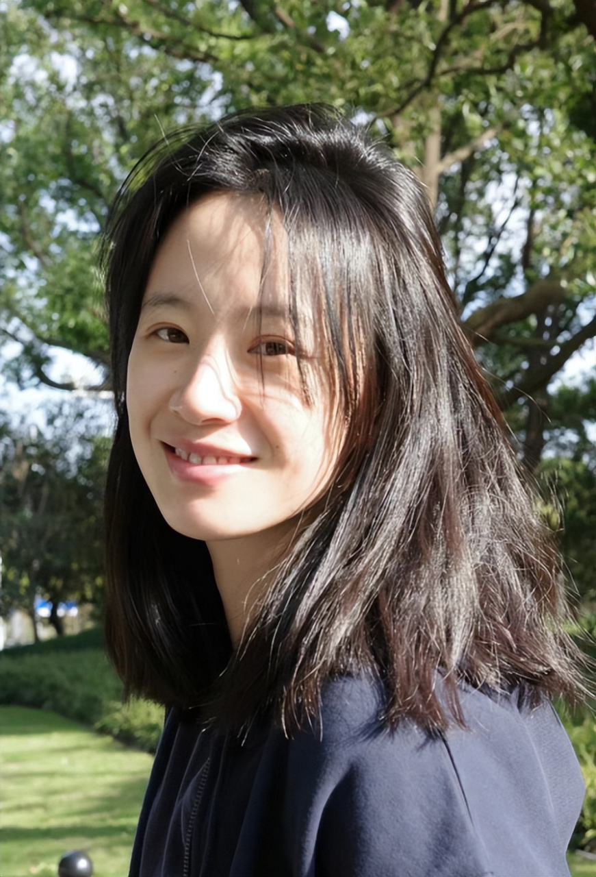 李梦穿绑带泳装秀身材,勒出细腰全身是水,不化妆皮肤白净无瑕疵