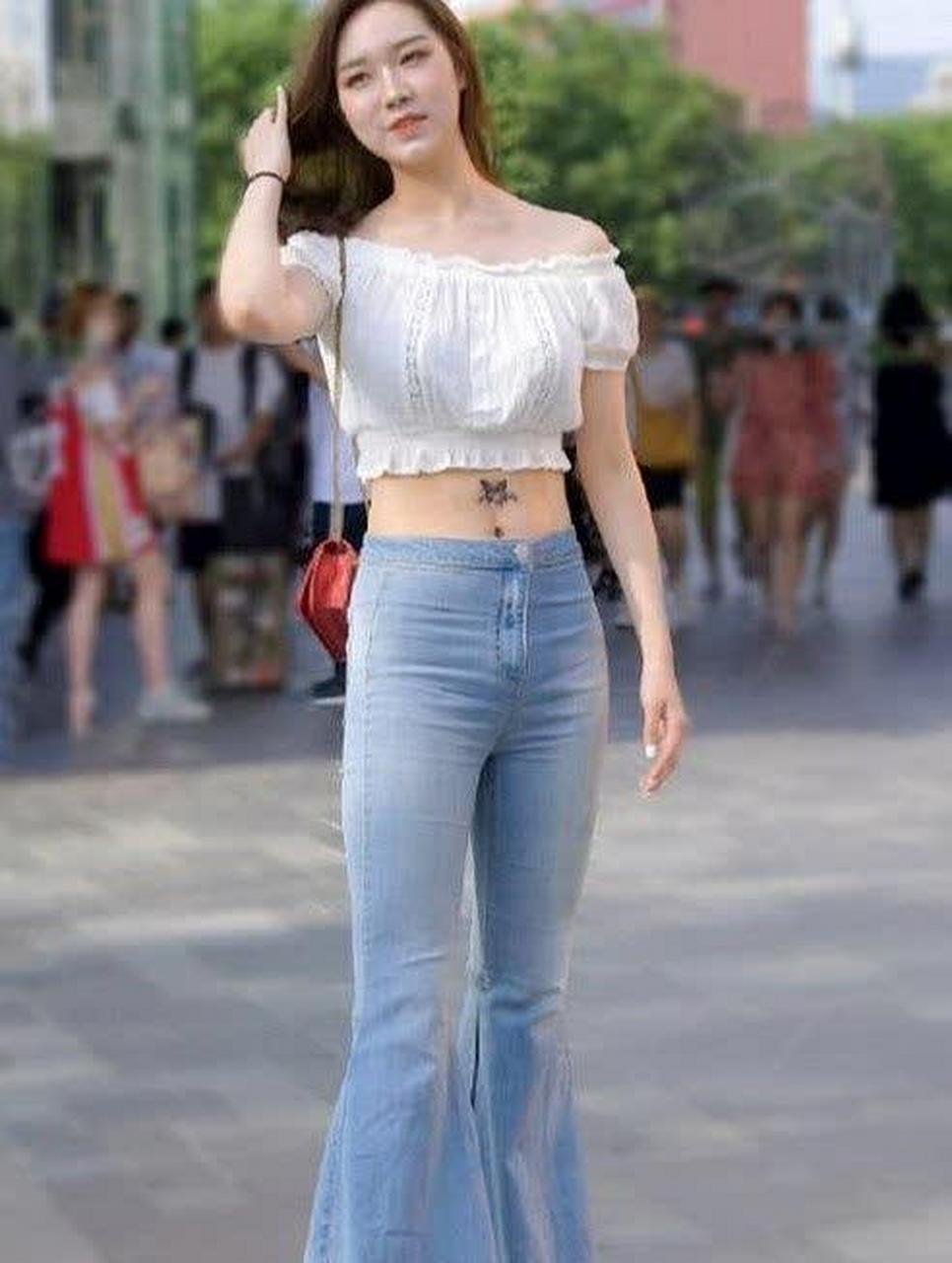 短款抹胸露脐装,给人活力感,站出良好姿态