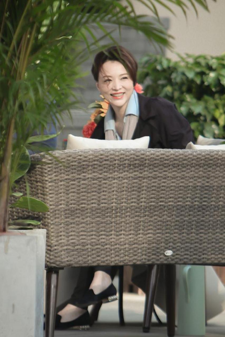 董卿罕见跳新疆舞,穿风衣配丝巾优雅知性,盘发造型气质好高贵