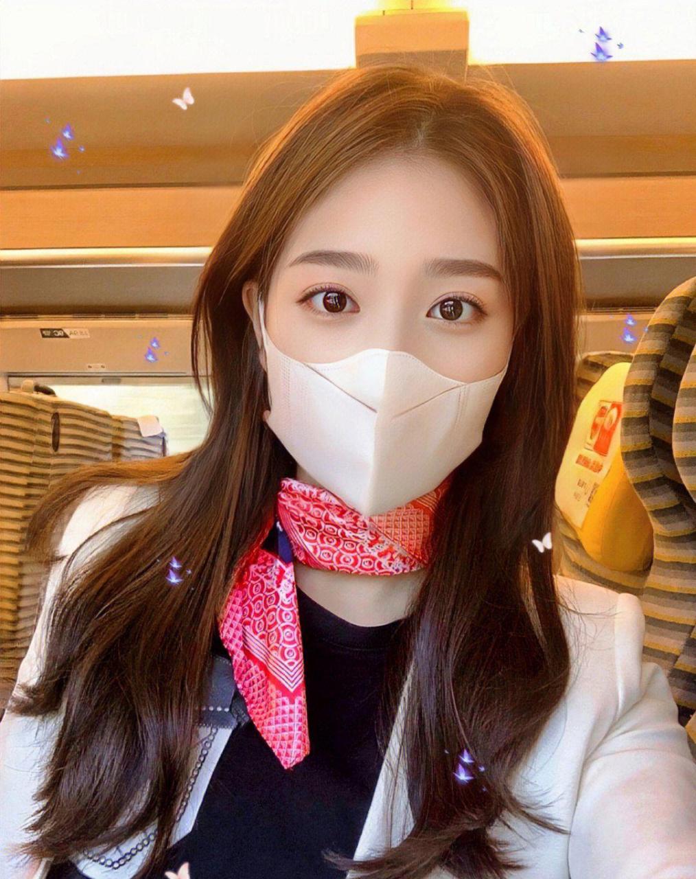 气质美女,口罩款式也气质满满
