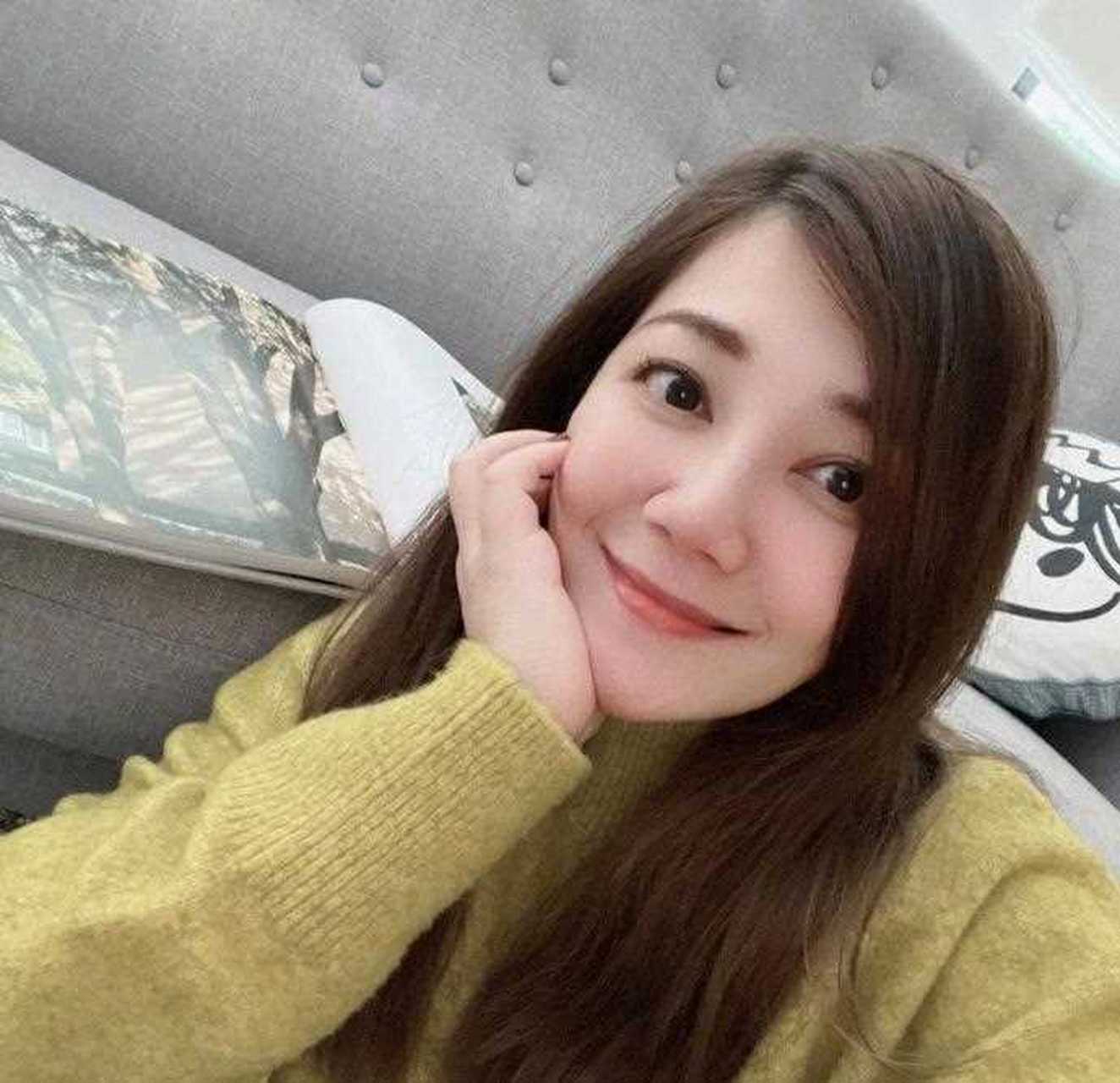 马拉西亚国籍的梁静茹,如今已经43岁了,在新的一年里,她发了自拍照中