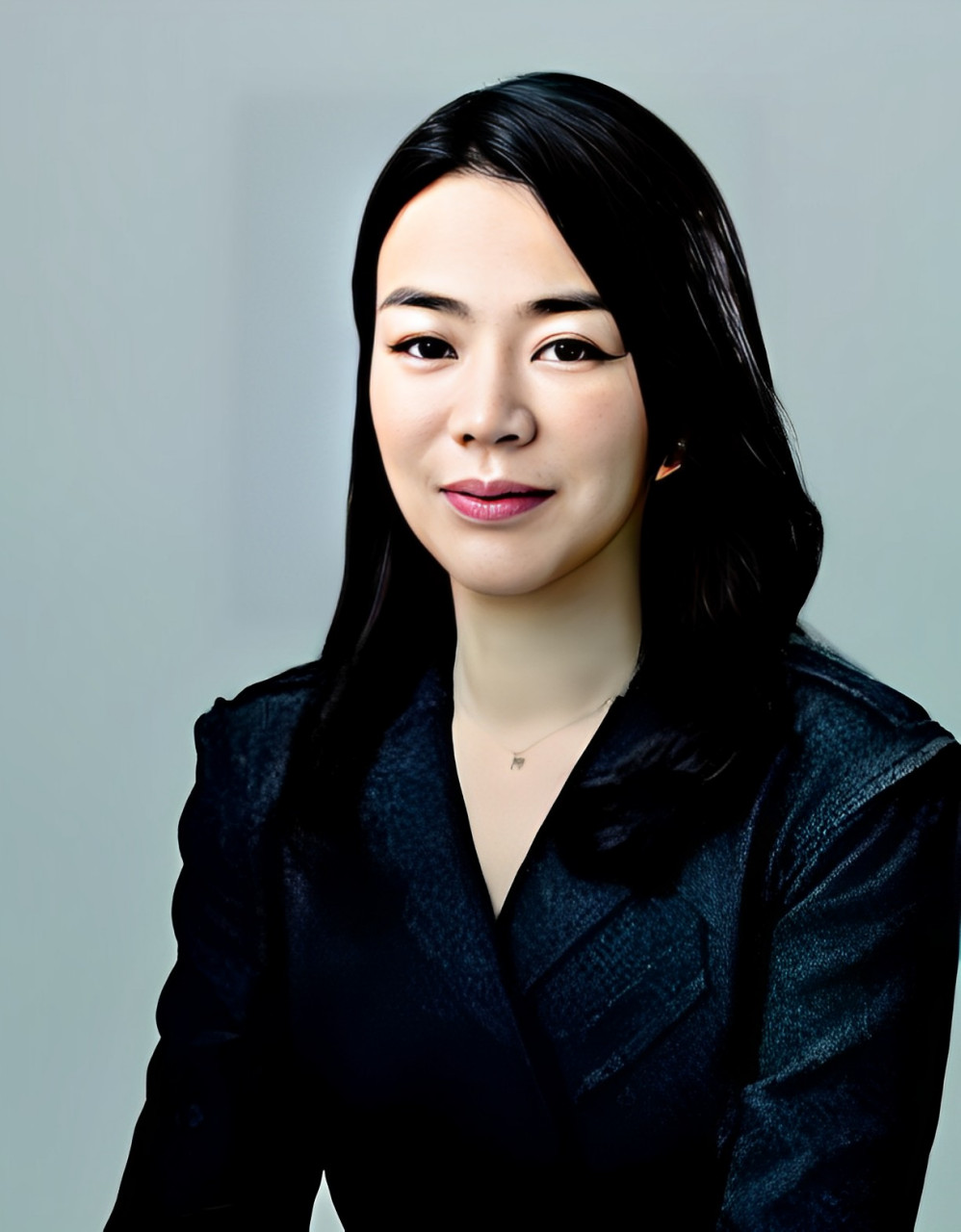 乘务员给了她一杯饮料和坚果,但赵显娥对坚果没有打开放在盘子里感到