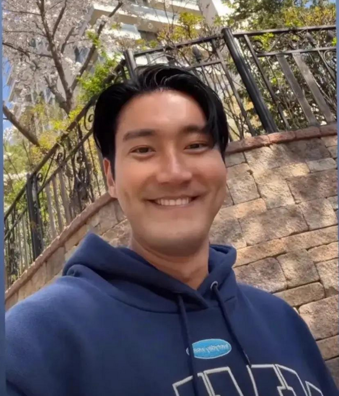 崔始源从原来的帅气欧巴,变成了饼脸脸油腻大叔!