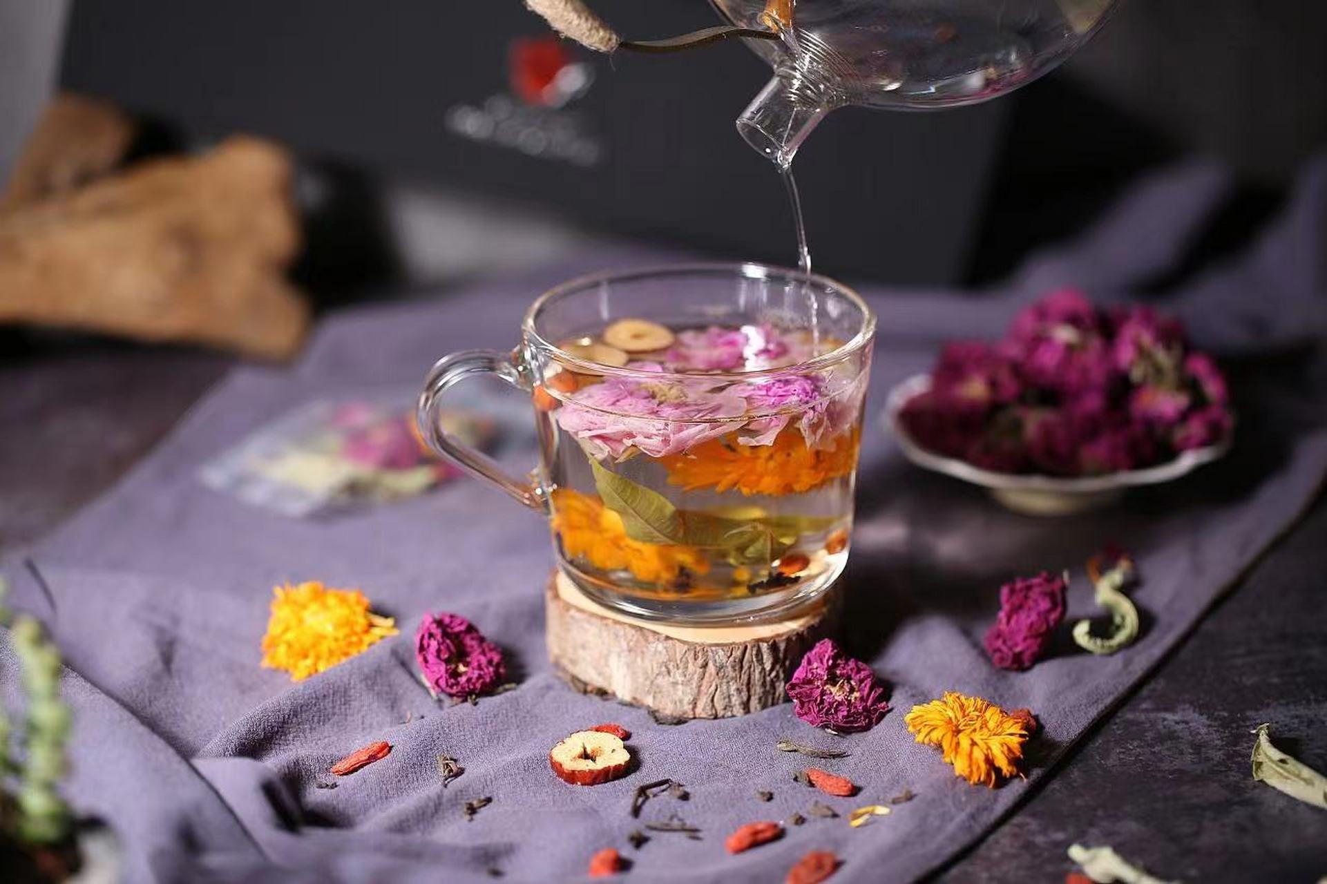 花茶(scented tea),又名香片, 即将植物的花或叶或其果实泡制而成的茶