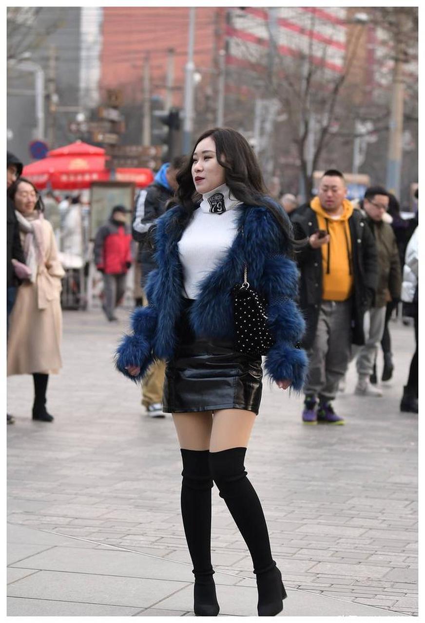 黑色高腰皮裙,搭配黑色粗跟过膝长靴,简约时尚搭冬季穿搭