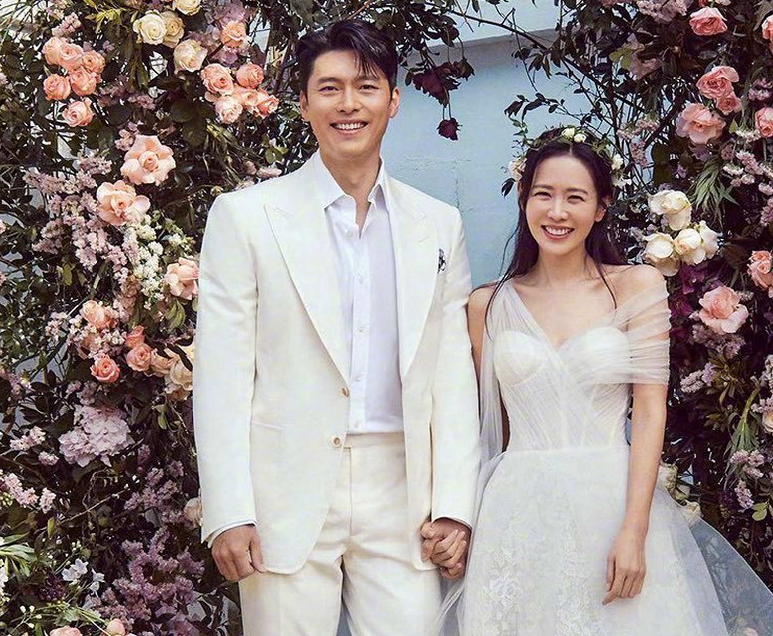 照片中,孙艺珍双手握着玄彬的手,两人回眸,满脸幸福甜蜜.