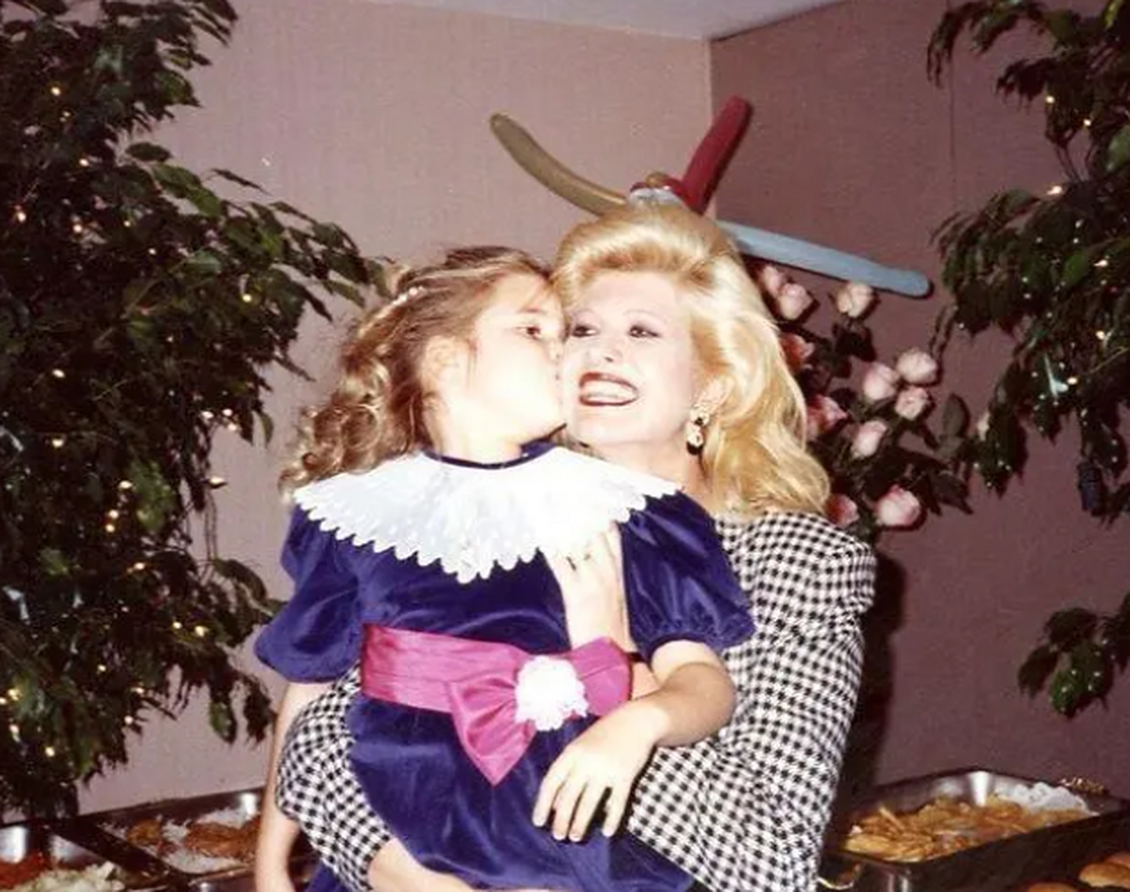 41岁伊万卡晒儿时照片,发长文讲述失去母亲的感受,引发了共鸣