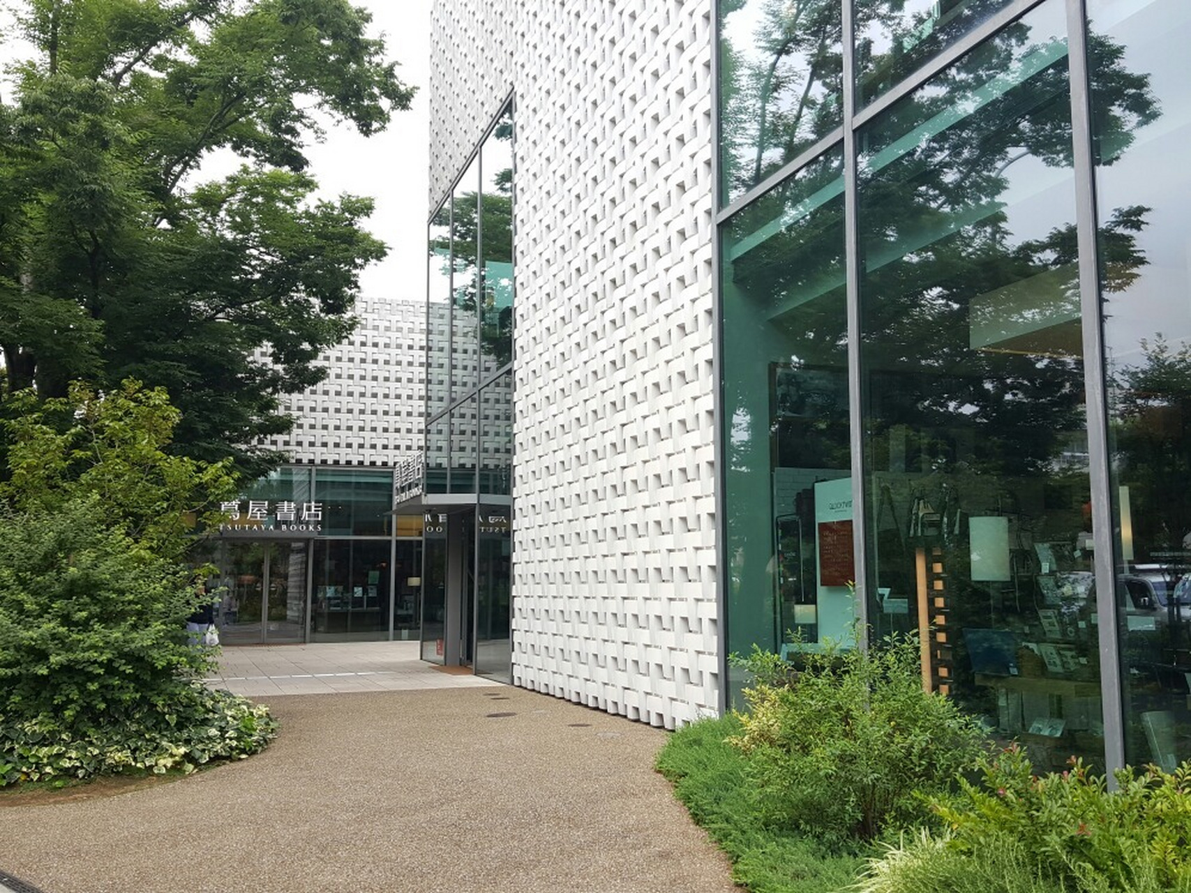 茑屋书店 东京代官山 号称东京最美书店,怎么可以不去围观一下呢 由三