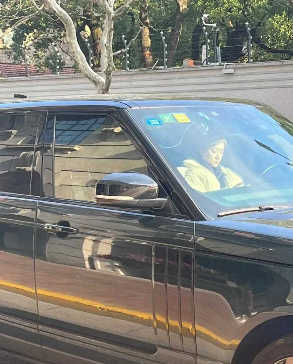 孙俪上海开豪车出行被偶遇,这是一辆百万级别的suv,路虎加长版揽胜