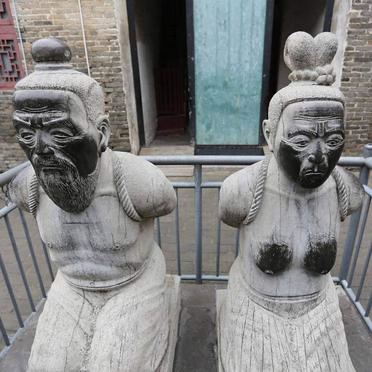 1753年,秦桧的后人秦大士中了状元,结果乾隆知道后,就当众问他:"秦