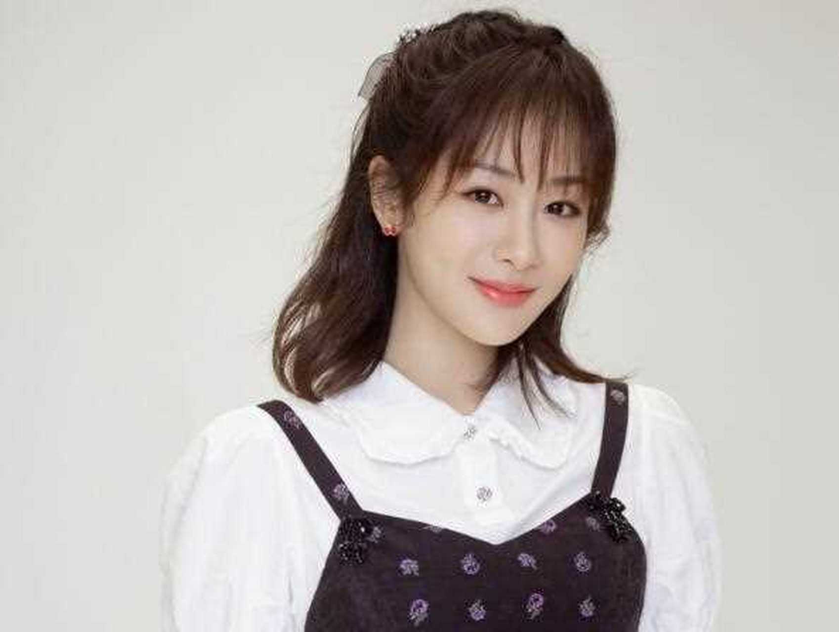 先说弊端,杨紫怎么着也算是欢瑞的顶流小花了,杨紫在欢瑞这几年发展得