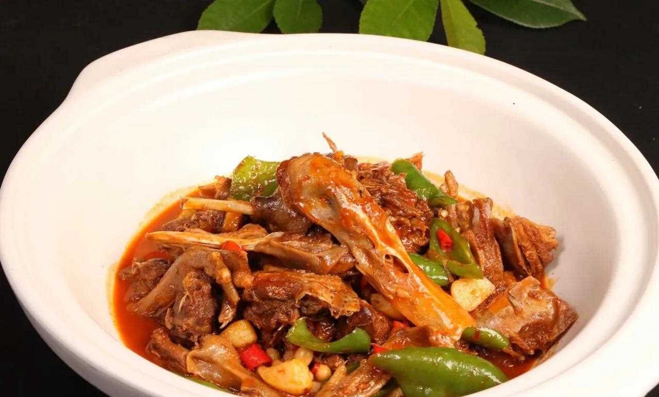 口味鸭 大厨选用水鸭入菜,高压后依旧保持肉质紧实,兼具味道与口感