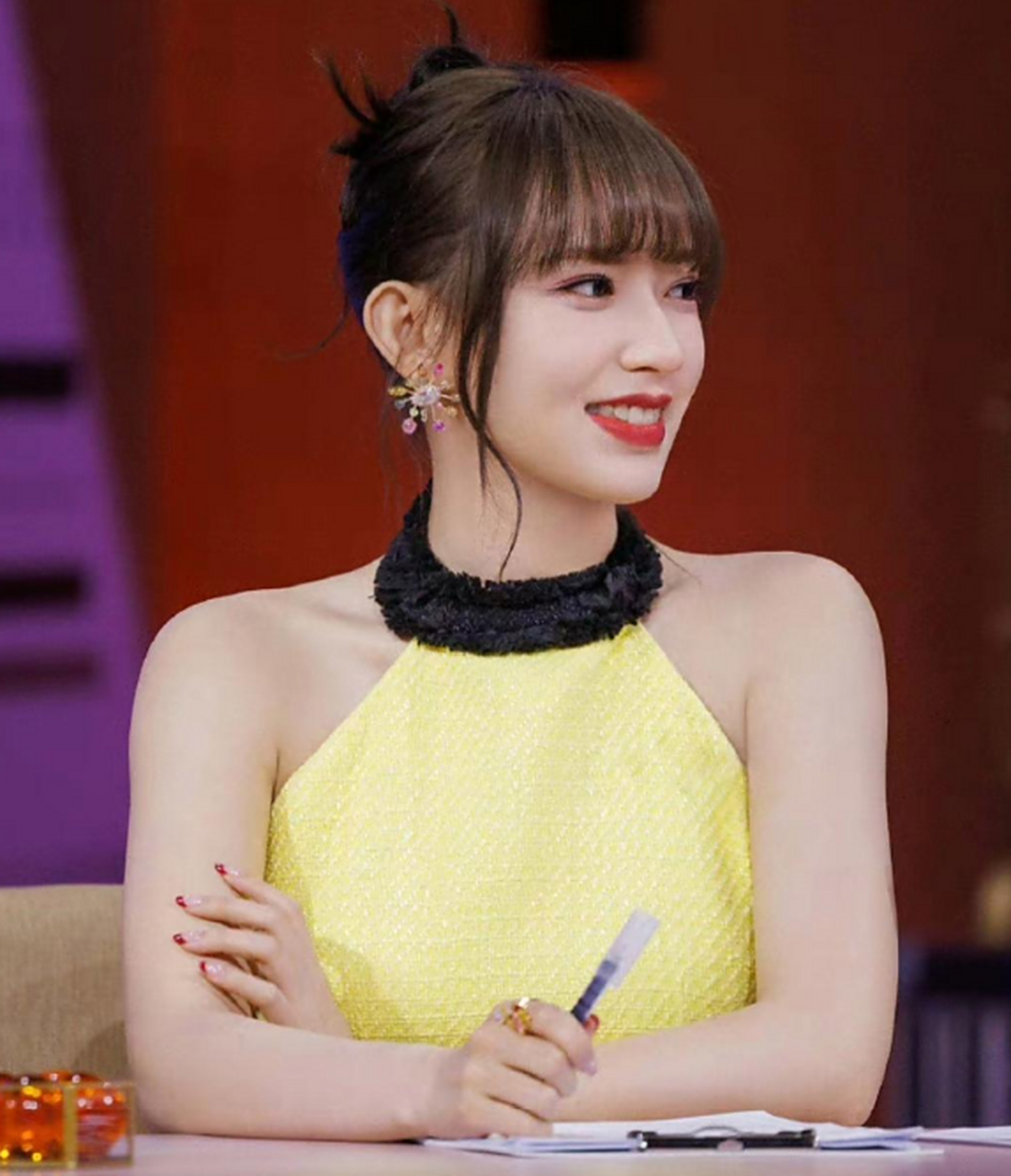 程潇在综艺节目里太亮眼,往那一坐就是靓丽的风景,笑起来还有几分可爱