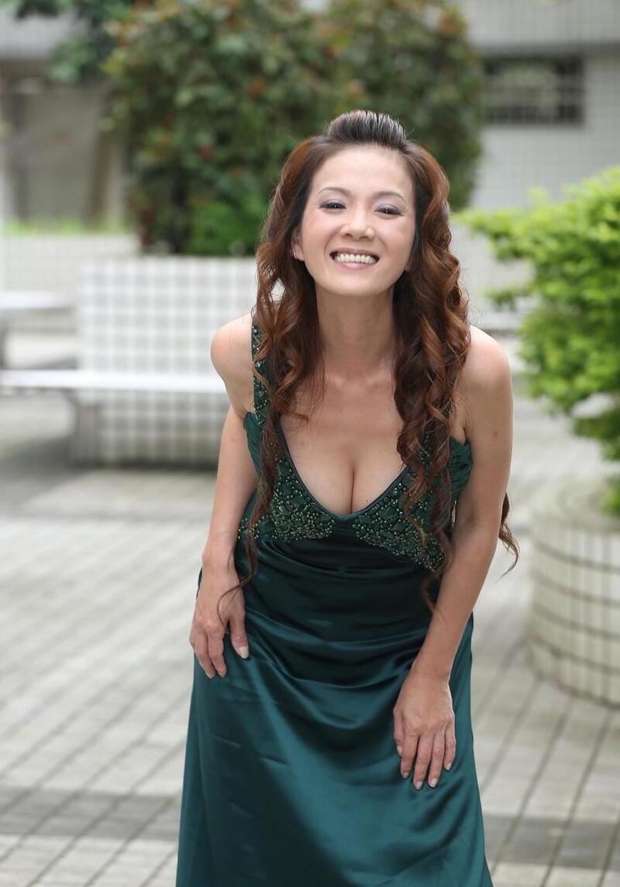 丁国琳哪像54岁的人?穿墨绿色吊带裙配微卷发,身材气质都很出彩