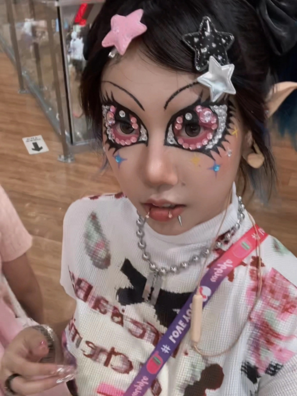 害怕的事并不断取得成功 今天化了蓝眼睛 仿的是windowsen的秀场妆容