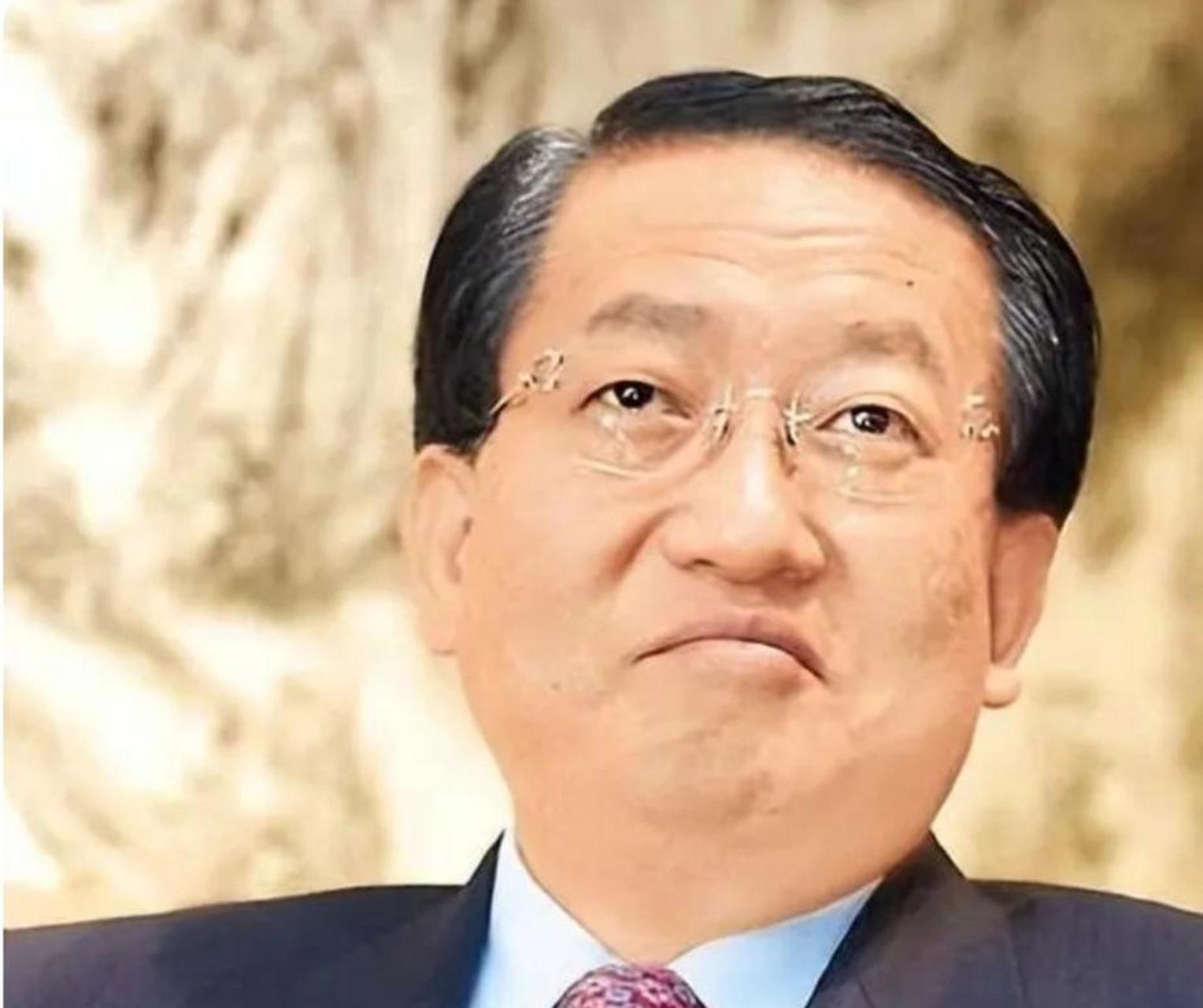 他就是刘金宝,一个为了抚平情伤,花400万让小三整容成为自己初恋情人