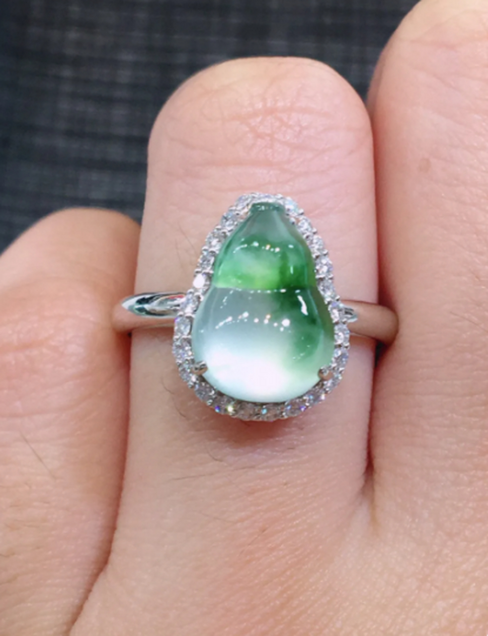 点击头像看直播##翡翠#高冰飘花葫芦戒指18k金镶嵌 大气上档次 荧光