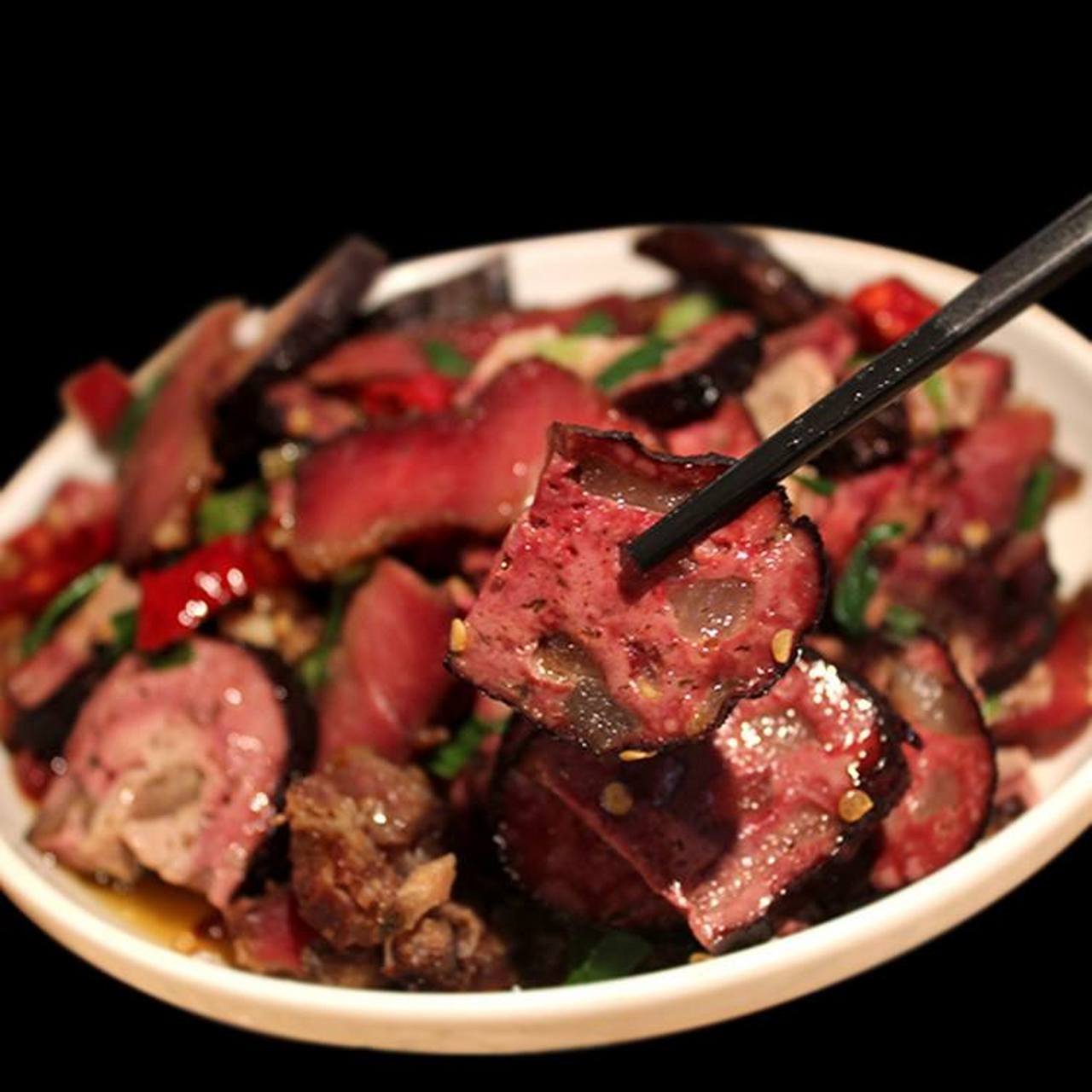 做出来的猪血丸子也是味道鲜美,腊香