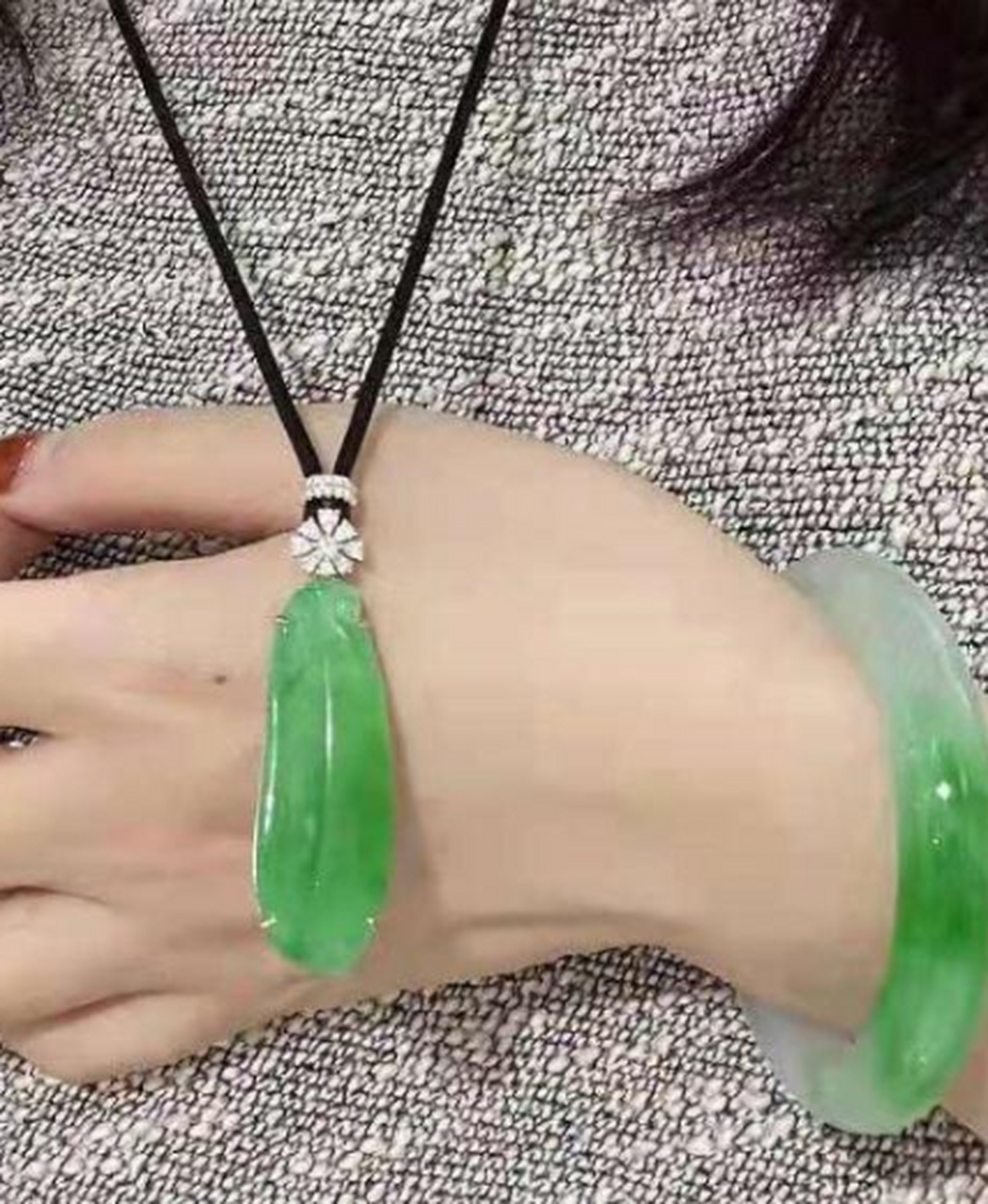 翡翠挂件##点击头像看直播# 这是武汉的张女士在家定制的一款镯子