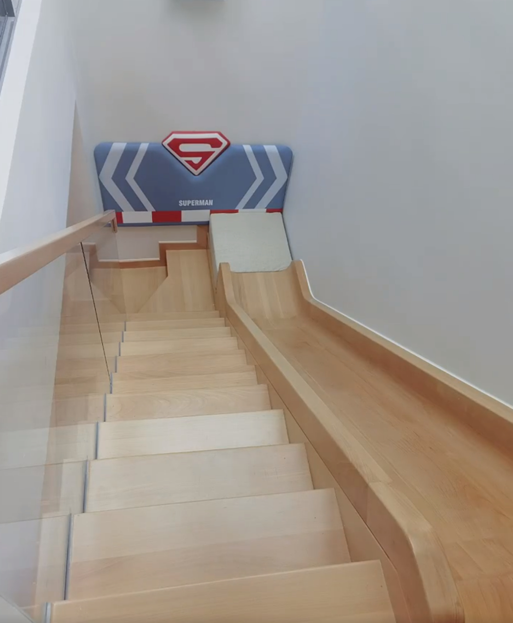 这是我见过最有趣的楼梯设计,一半踏步一半滑梯,太适合有娃家庭了!